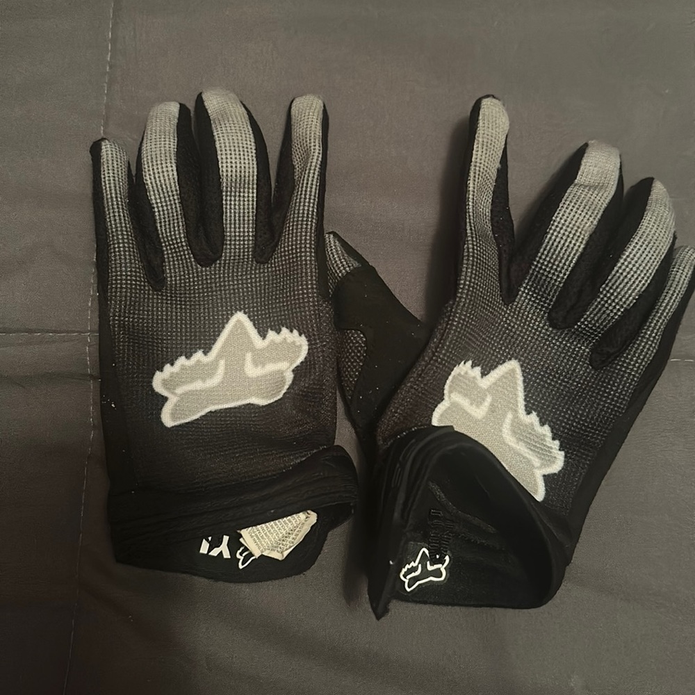 In great condition boys youth large Fox gloves